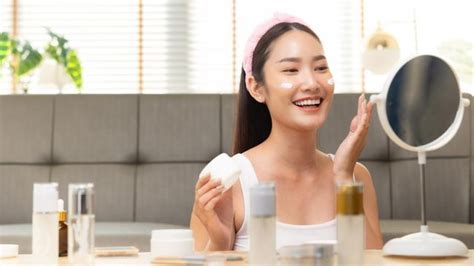 7 Moisturizer Terbaik untuk Kulit Kombinasi: Bye Kilap, Bye Kering! 7 Moisturizer Terbaik untuk Kulit Kombinasi: Bye Kilap, Bye Kering!