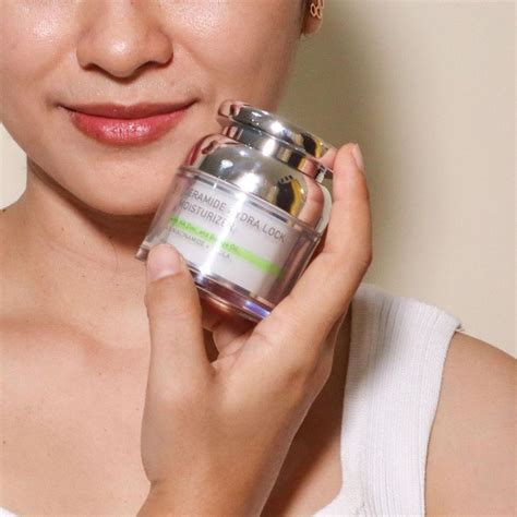 7 Moisturizer Terbaik untuk Kulit Kombinasi: Bye Kilap, Bye Kering! 7 Moisturizer Terbaik untuk Kulit Kombinasi: Bye Kilap, Bye Kering!